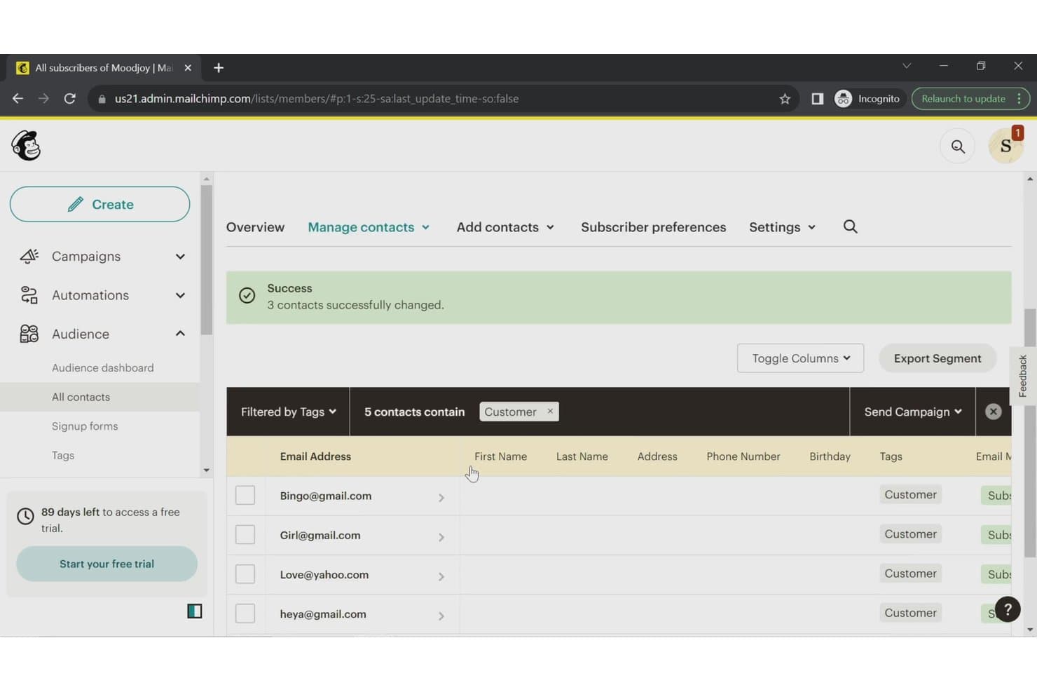 Lista kontaktów Mailchimp przefiltrowana według tagu Customer, pokazująca 5 kontaktów i komunikat o powodzeniu operacji.