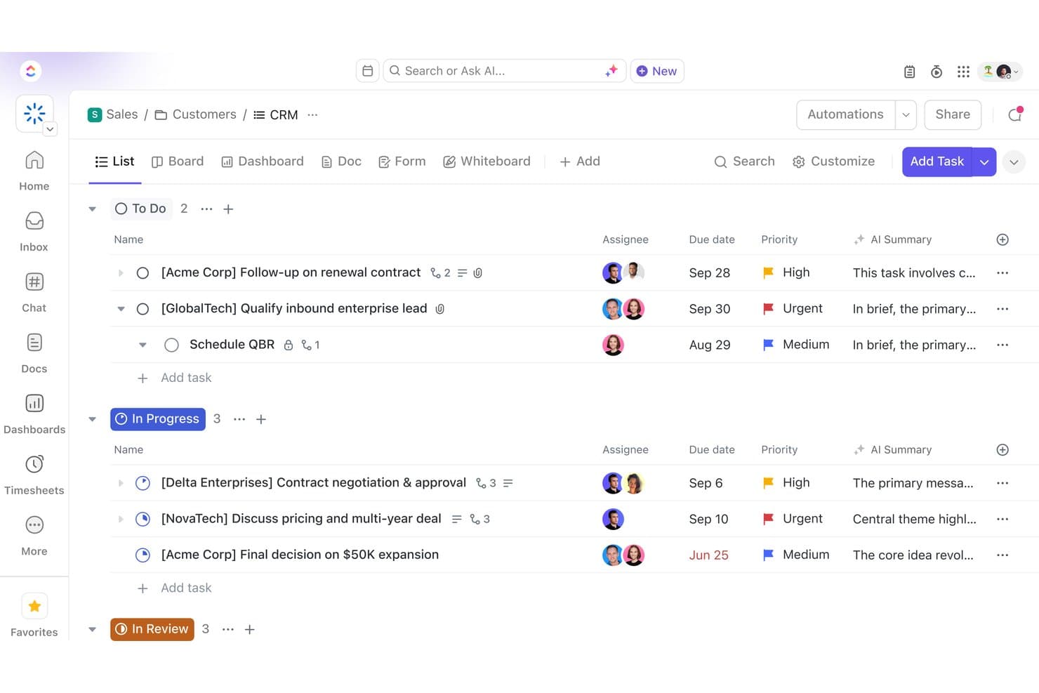 ClickUp CRM-lijstweergave met verkooptaken gegroepeerd op de statussen Te doen, In uitvoering en Ter beoordeling.