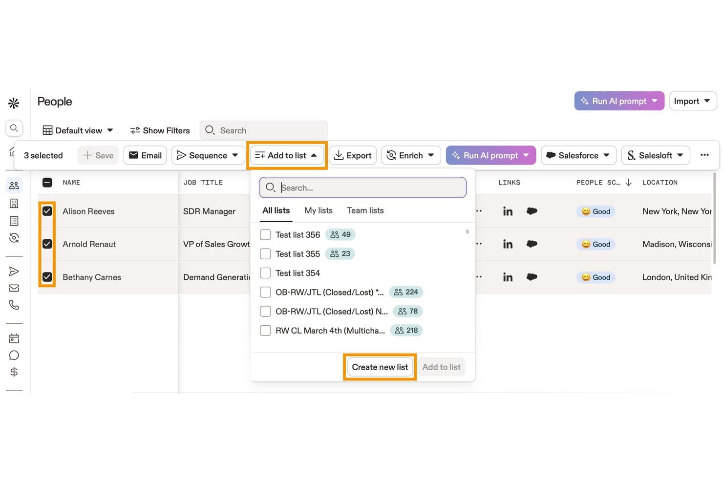 Vista Personas de Apollo.io que muestra el menú desplegable Añadir a la lista con listas existentes y el botón Crear una lista nueva.