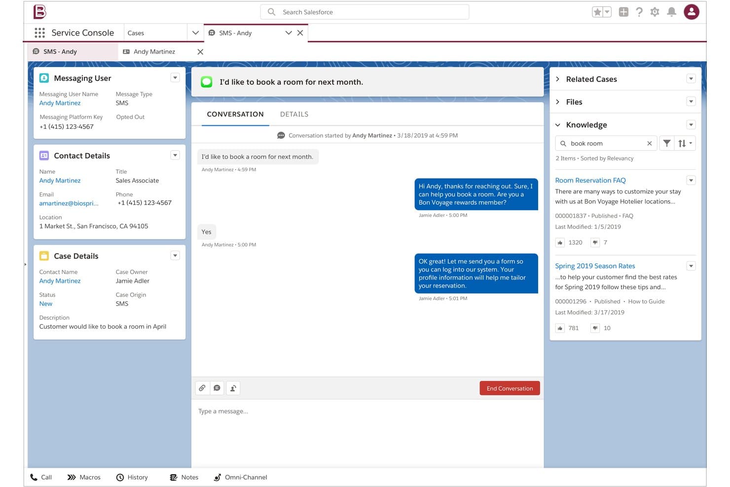 Salesforcen Service Console, jossa näkyy huoneenvarauskyselyä koskeva SMS-keskustelu ja tietämysosio.