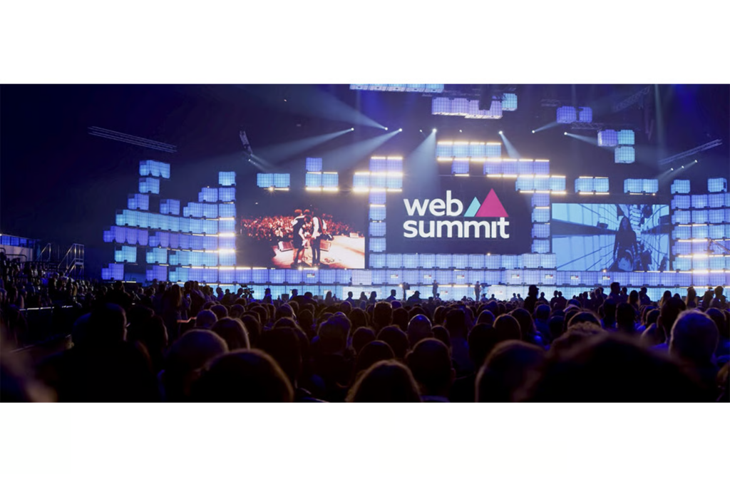 Escenario de conferencia tecnológica del Web Summit